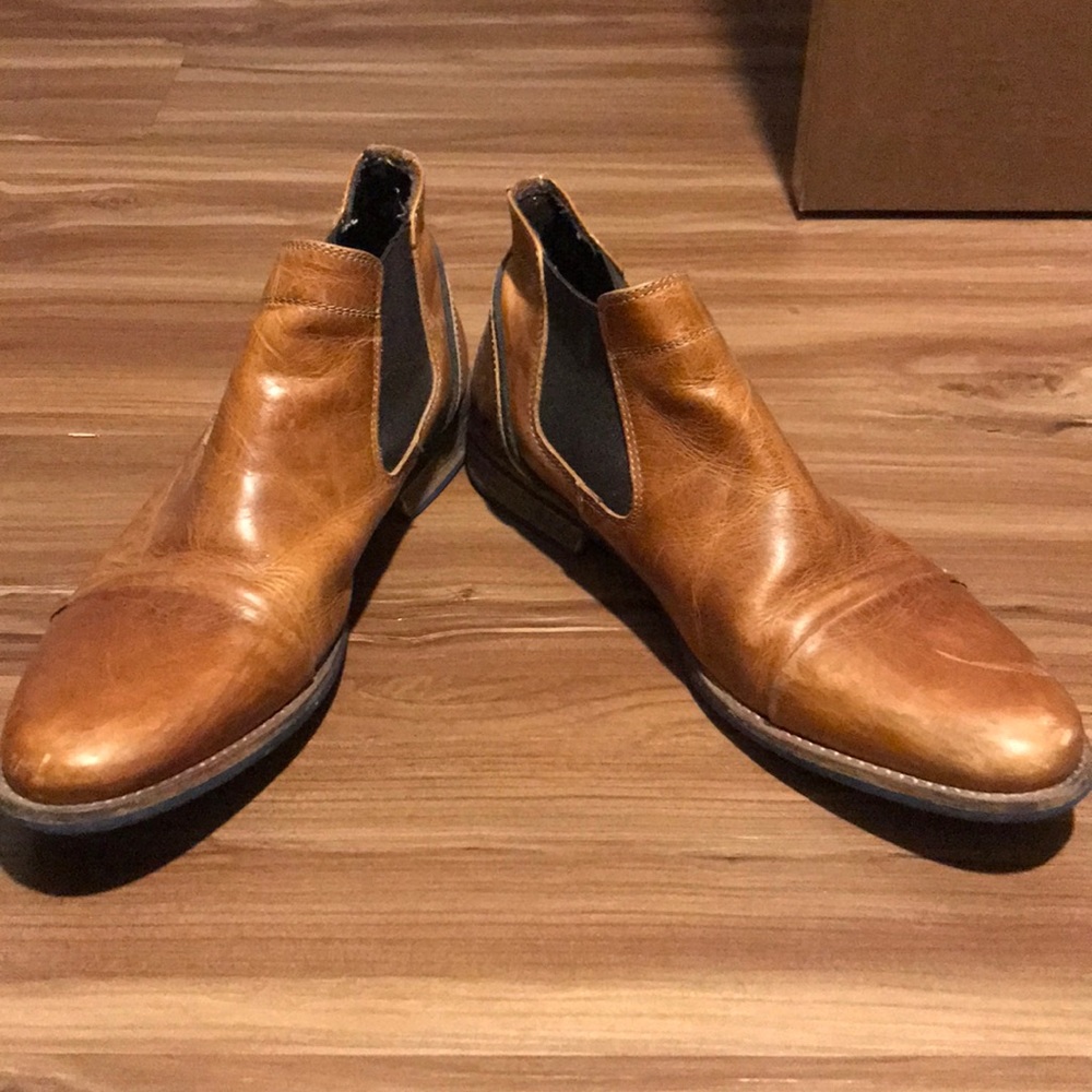 Dress mid-rise chelsea-style shoe.